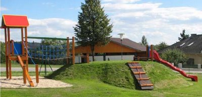 Almanya’da bulunan bu park doğal veya dramatik oyunlara müthiş bir örnek olmasa da tepecik oyun parkı tasarımıyla becerikli bir şekilde birleştirilerek üzerinde bir toplanma alanı yaratılmış. 